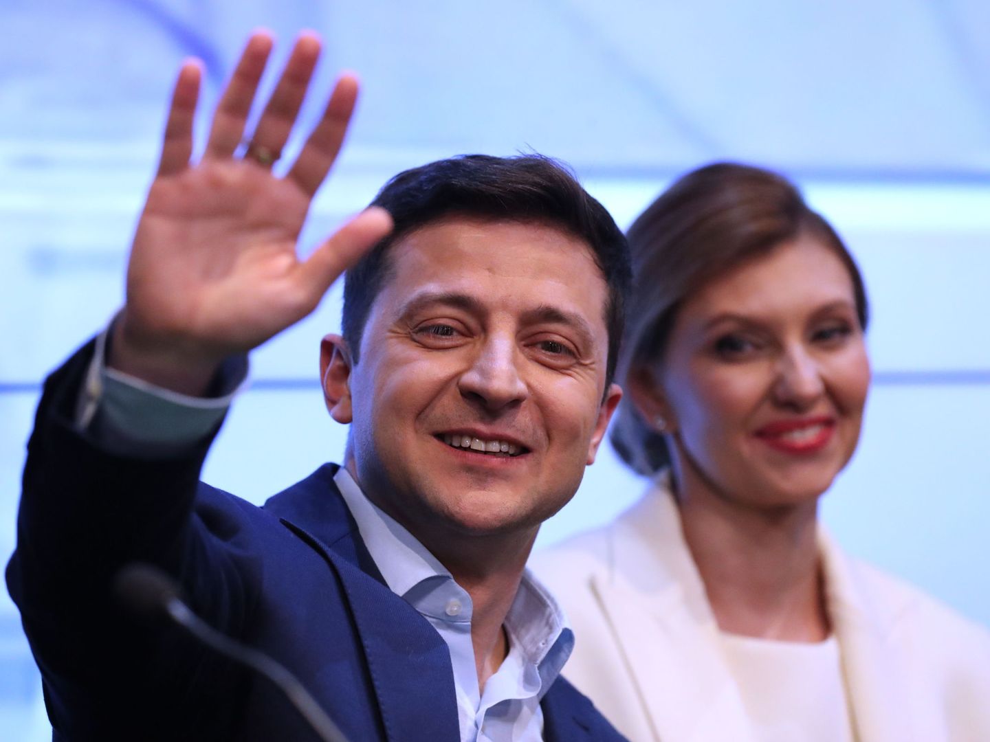 Vladímir Zelenski y su mujer, Yelena, tras ganar las elecciones. (EFE)