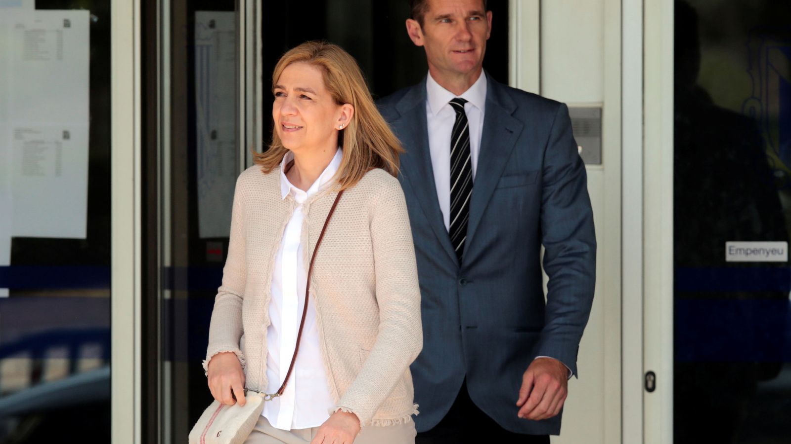 Foto: Spain's princess cristina leaves court with her husband inaki urdangarin after attending a trial in palma de mallorca