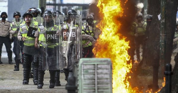 Foto: Policías antidisturbios se enfrentan a grupos de manifestantes en Caracas, ayer, 20 de abril de 2017. (EFE)