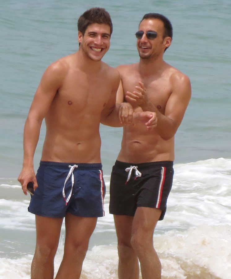Foto: Alejandro Amenábar y su novio, David Blanco, en unas vacaciones en Cádiz (Gtres)
