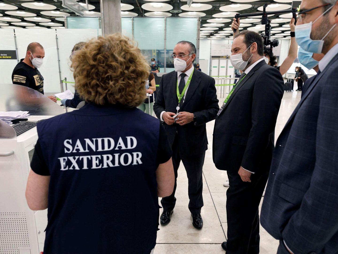 El ministro José Luis Ábalos supervisa las medidas de control en la T4 de Barajas, el 11 de junio. (EFE)