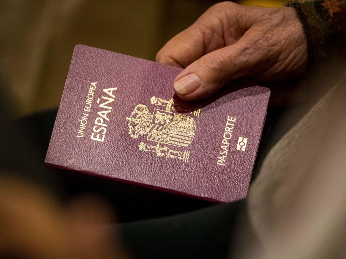 Foto: Pasaporte español, en una imagen de archivo. (EFE/Miguel Gutiérrez)