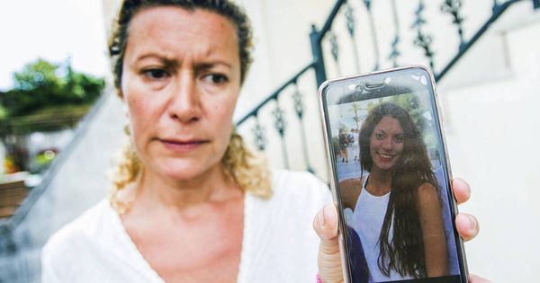 Foto: La madre de la joven Diana Quer, de 18 años, muestra en el móvil la foto de su hija. (EFE)