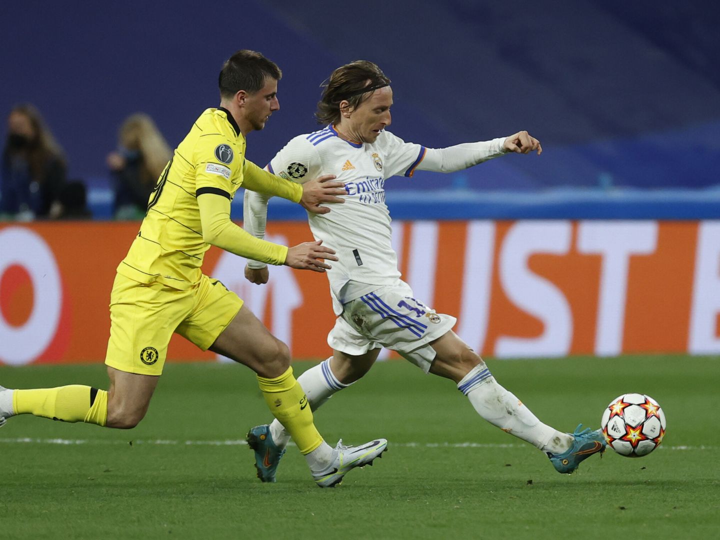 Luka Modric envía el balón con el exterior del pie derecho en el partido contra el Chelsea