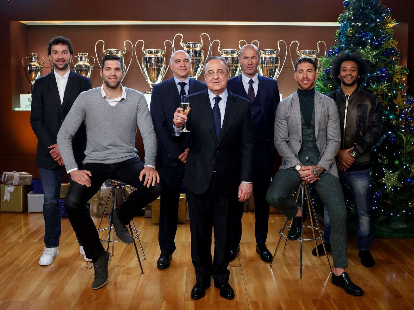 Florentino Pérez posa junto a los entrenadores Pablo Laso y Zidane y los capitanes Sergio Llull, Felipe Reyes, Ramos y Marcelo (EFE) 