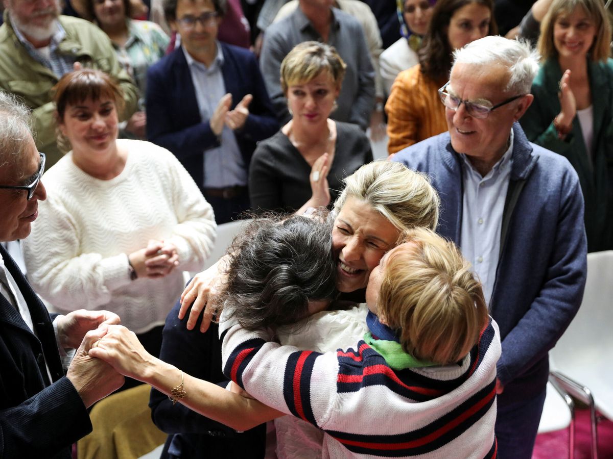 Foto: Yolanda Díaz abraza a algunos asistentes del acto de Sumar. (Reuters/Isabel Infantes)