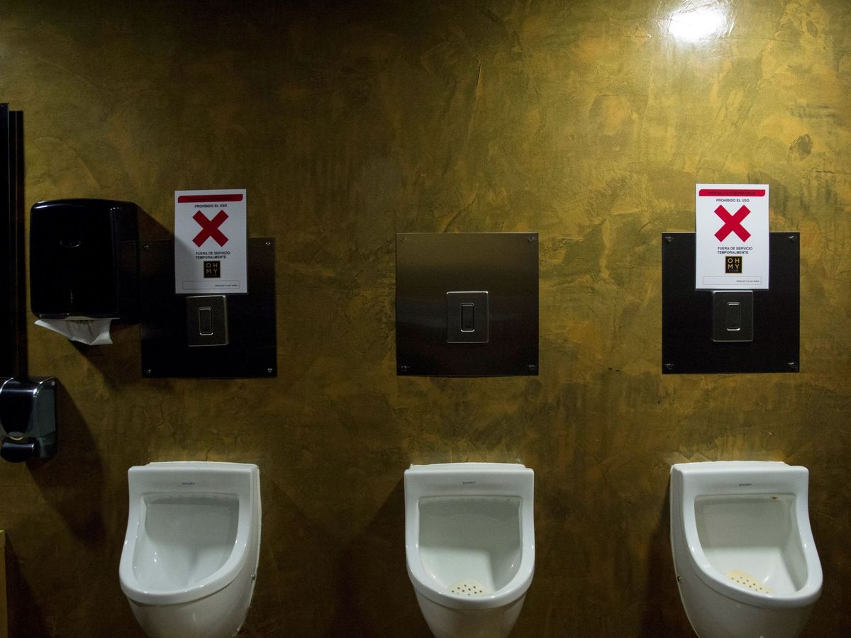 Foto: Señalización en los baños para mantener la distancia de seguridad en una discoteca. (EFE)