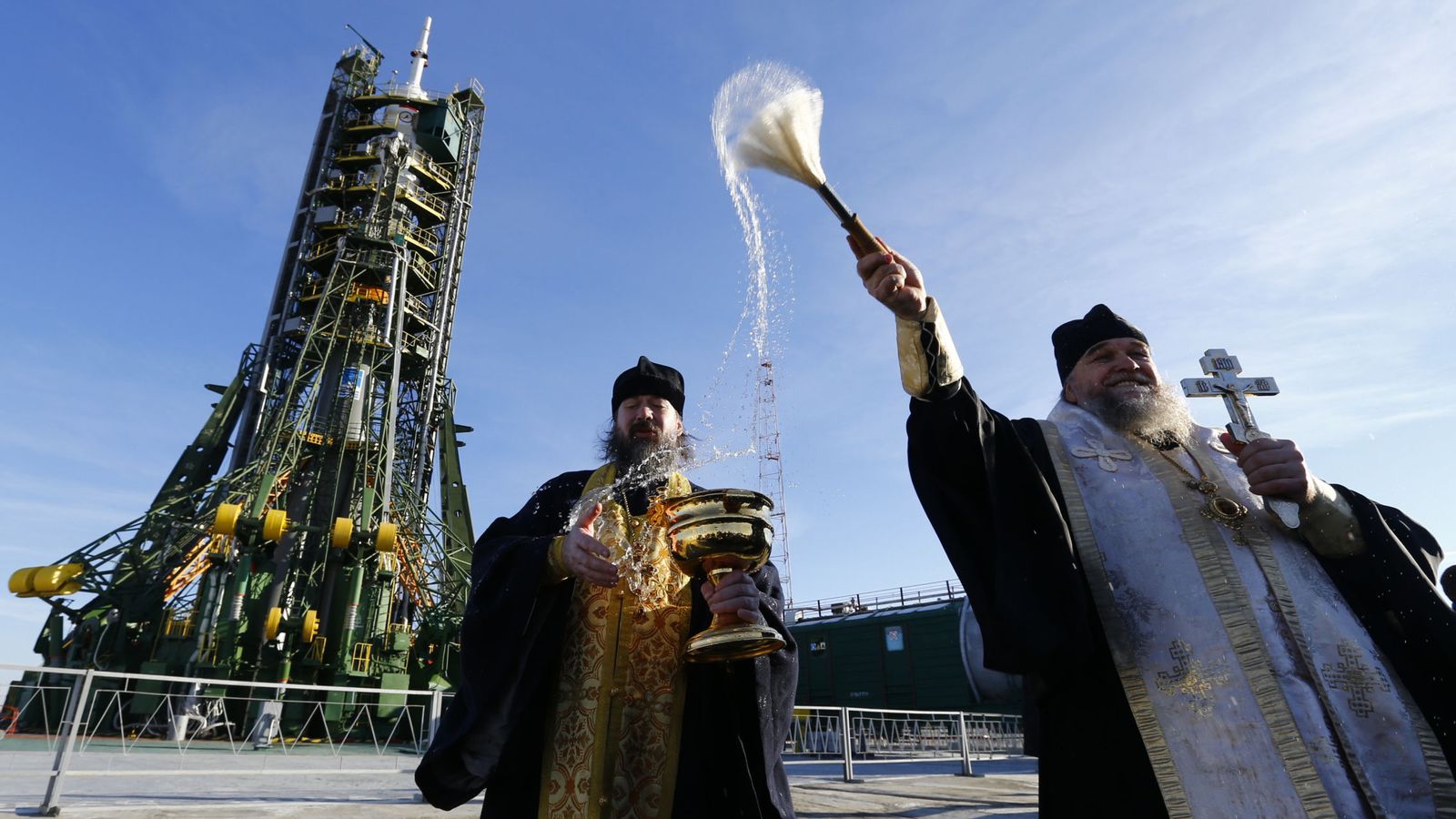 Foto: Un sacerdote ortodoxo oficia una ceremonia frente a la nave Soyuz TMA-19M en la estación de Baikonur, Kazajistán, el 14 de diciembre de 2015. (Reuters)