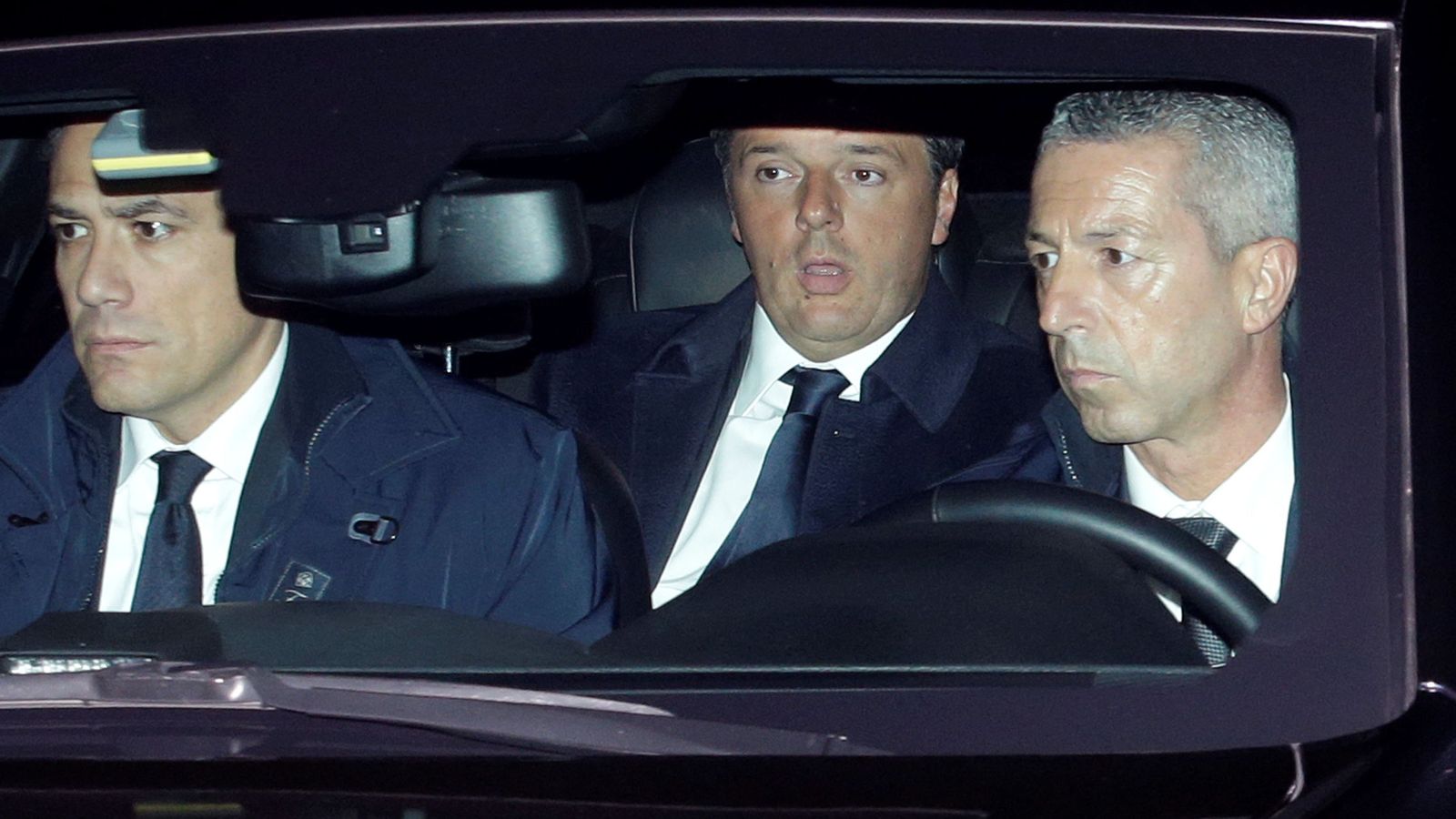 Foto: El primer ministro italiano, Matteo Renzi, llegando al Quirinale este lunes. (Reuters)