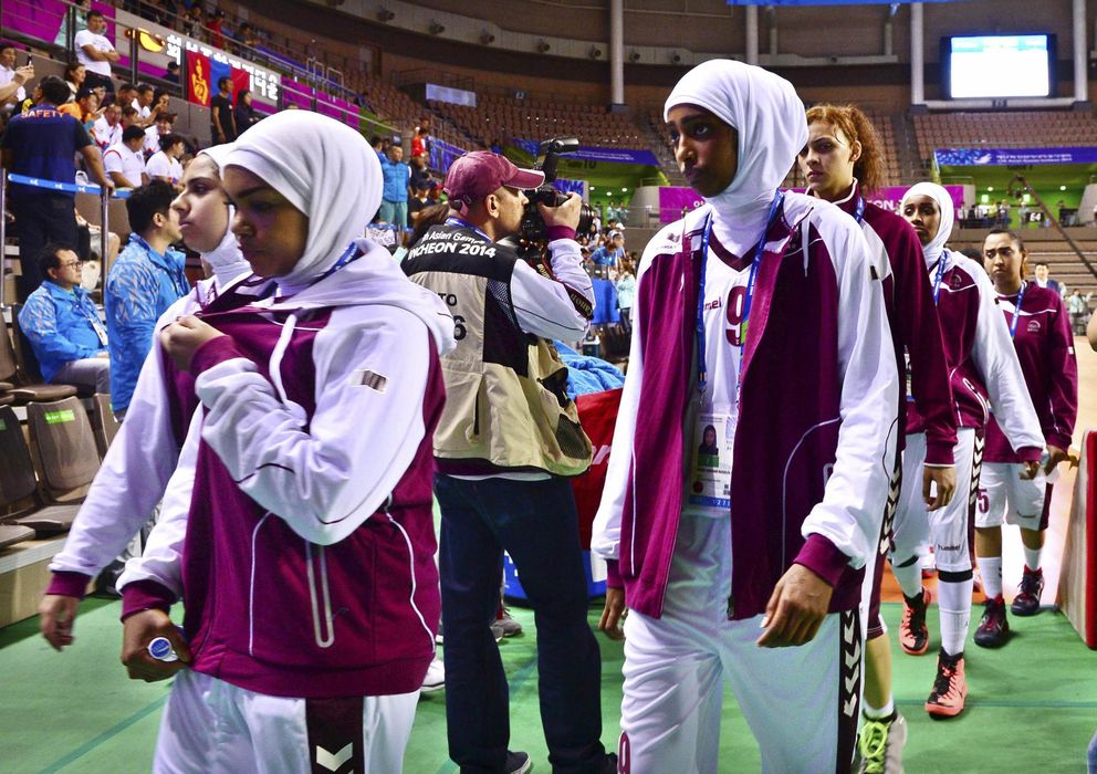 Foto: Las jugadores de Qatar abandonan la pista al saber que no podían jugar con el velo (Reuters).