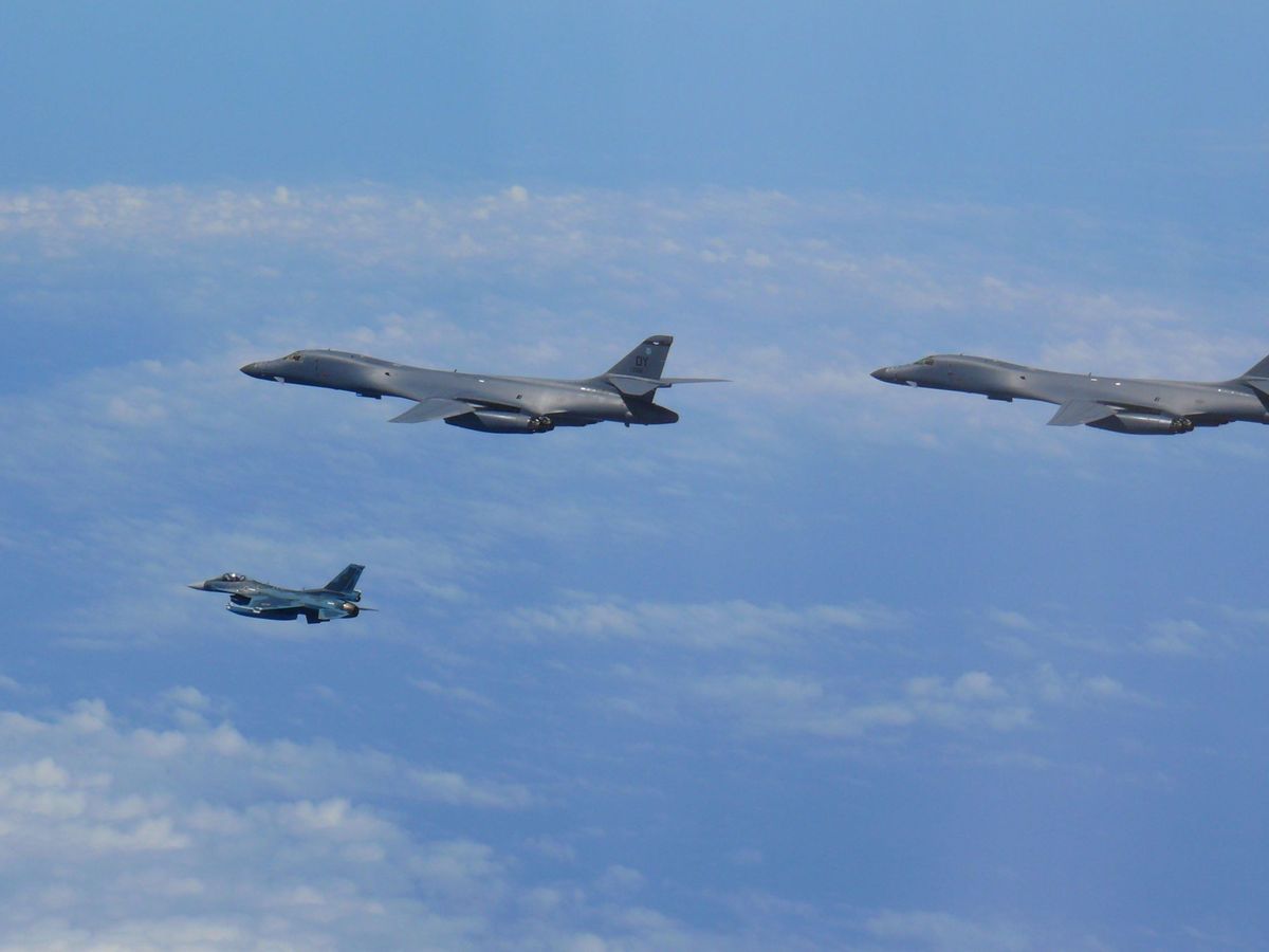 Foto: Aviones militares de EEUU durante un ejercicio con Japón y Corea del Sur. (EFE)