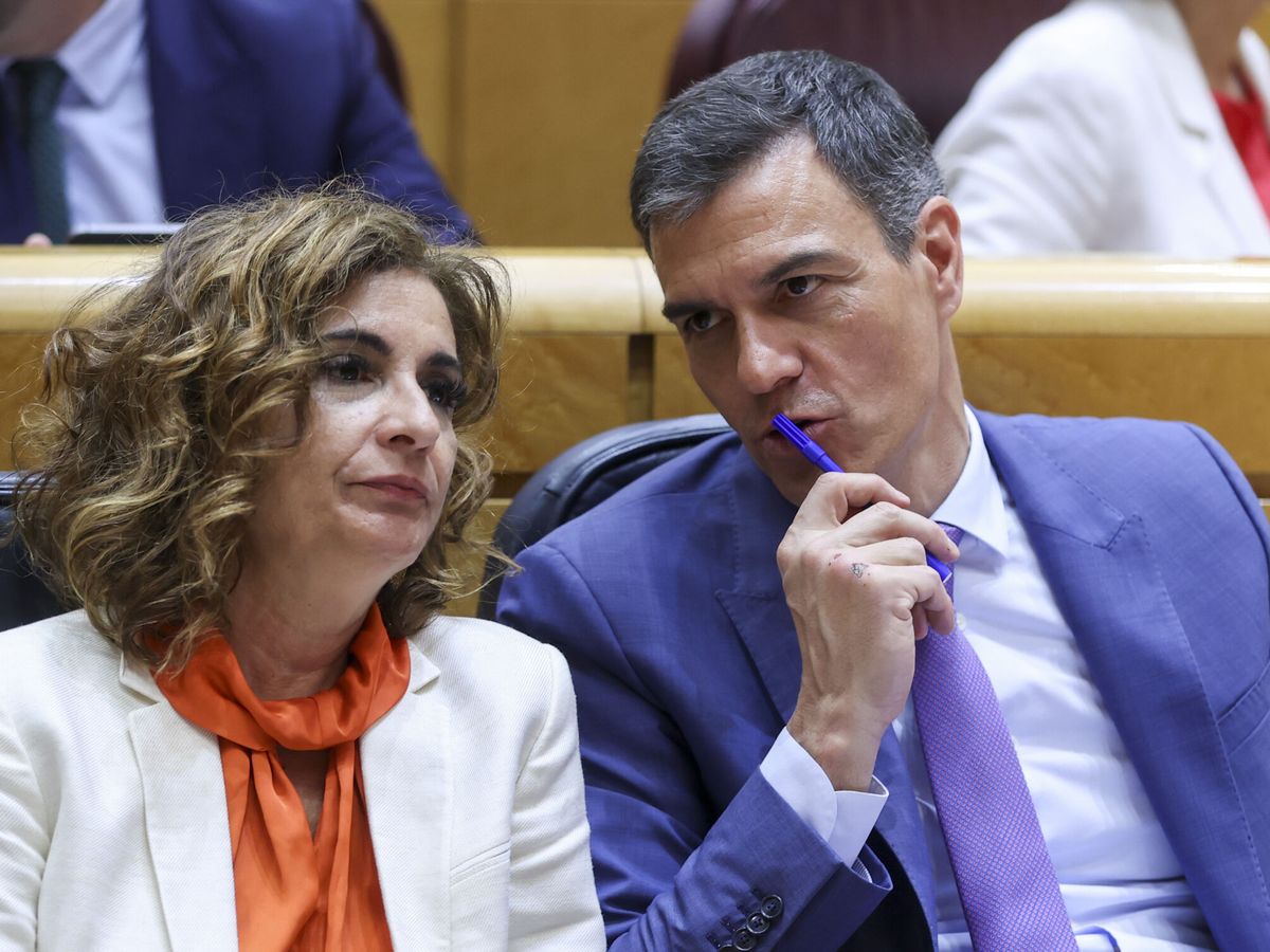 Foto: El presidente del Gobierno, Pedro Sánchez (d), y la ministra de Hacienda, María Jesús Montero. (EFE/Kiko Huesca)