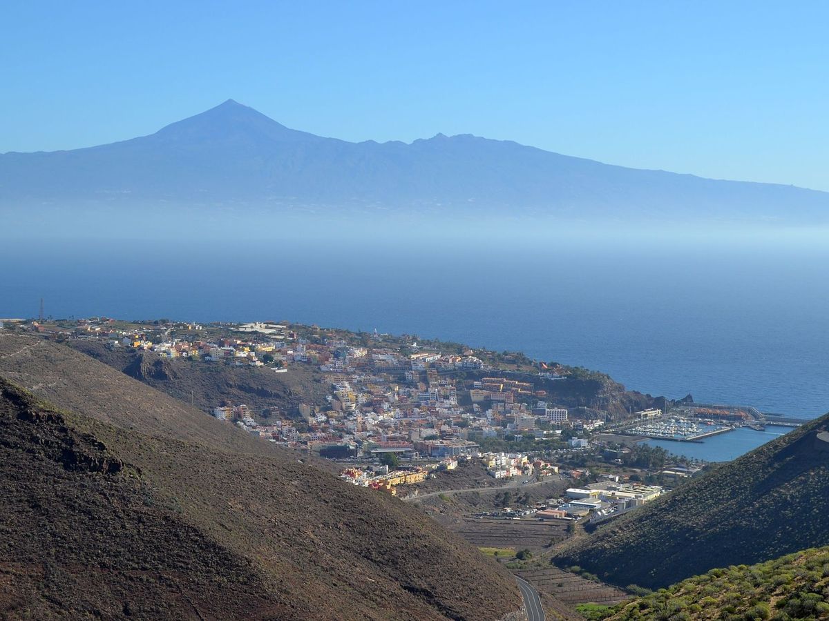 Foto: La capital de La Gomera con Tenerife al fondo. (EFE/Violeta Mesa)