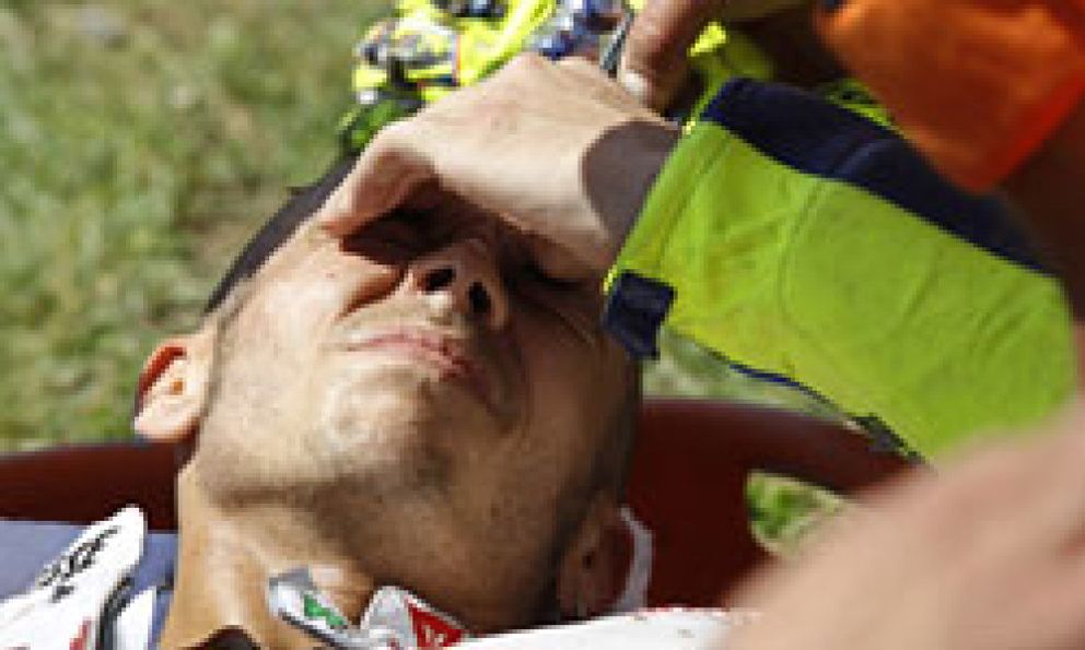 Foto: Rossi dice adiós por cuatro meses con la pierna rota, un clavo y cuatro tornillos