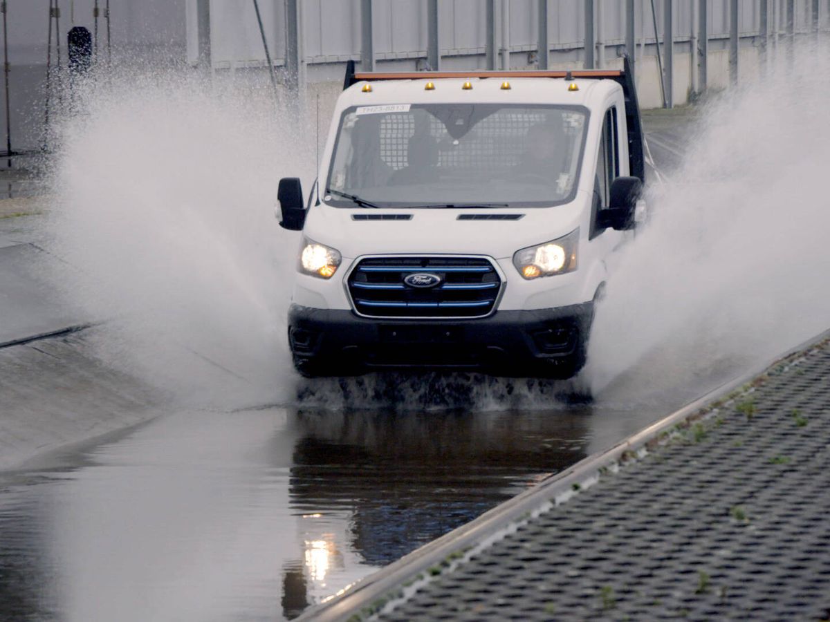 Foto: Ford lleva meses sometiendo a la E-Transit a las pruebas más duras para simular diez años de uso intenso.