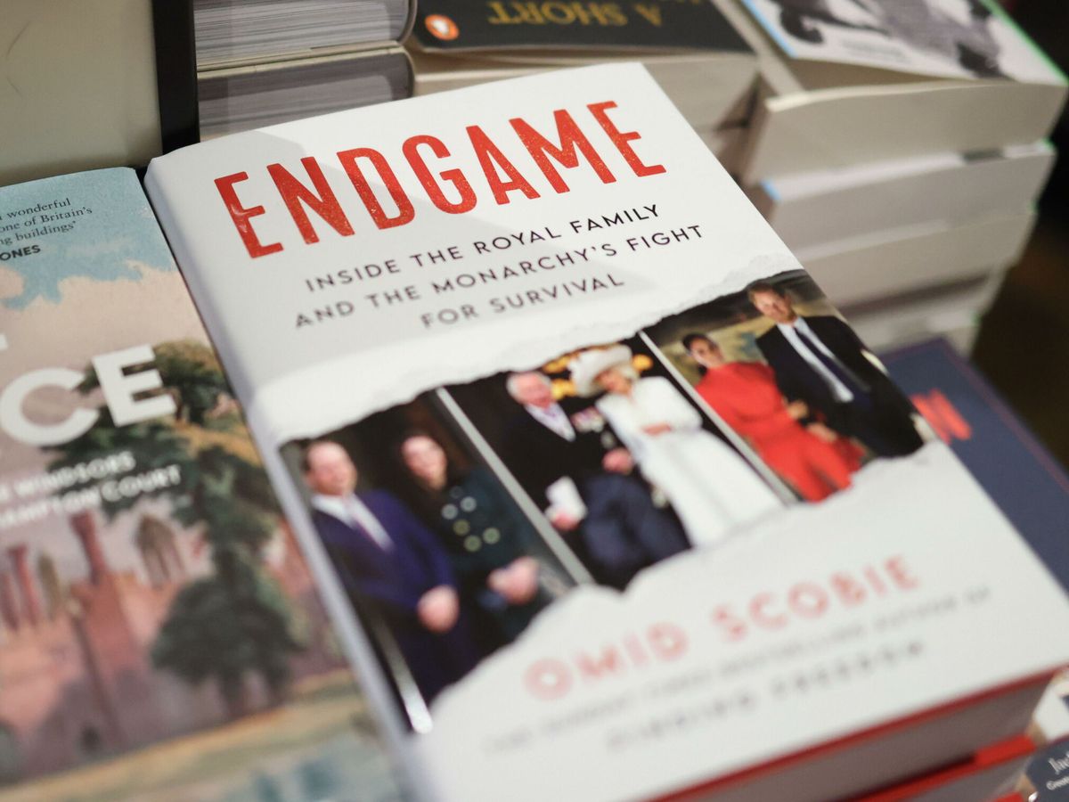 Foto: 'Endgame', el nuevo libro de Omid Scobie sobre los Windsor. (EFE/Neil Hall)