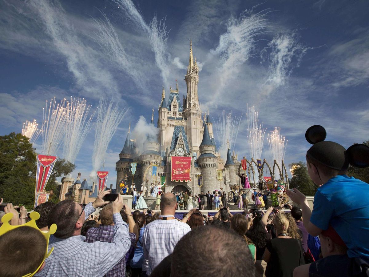 Foto: File of fireworks going off around Cinderella's castle during the grand opening ceremony for Walt Disney World's new Fantasyland in Lake Buena Vista, Florida