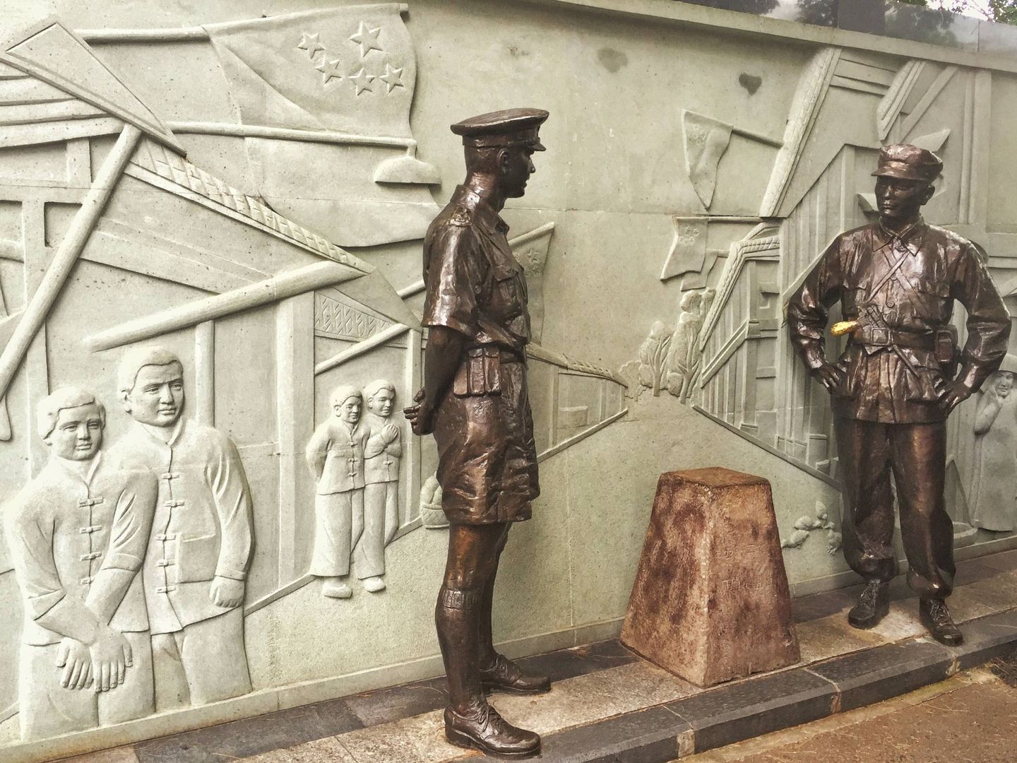 Esculturas de la guardia británica y china junto a un mojón que separa ambos territorios. (J. Ibáñez) 