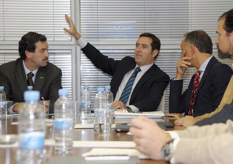 Foto: El candidato a la presidencia de la patronal española (CEOE), Antonio Garamendi (2i). (EFE)
