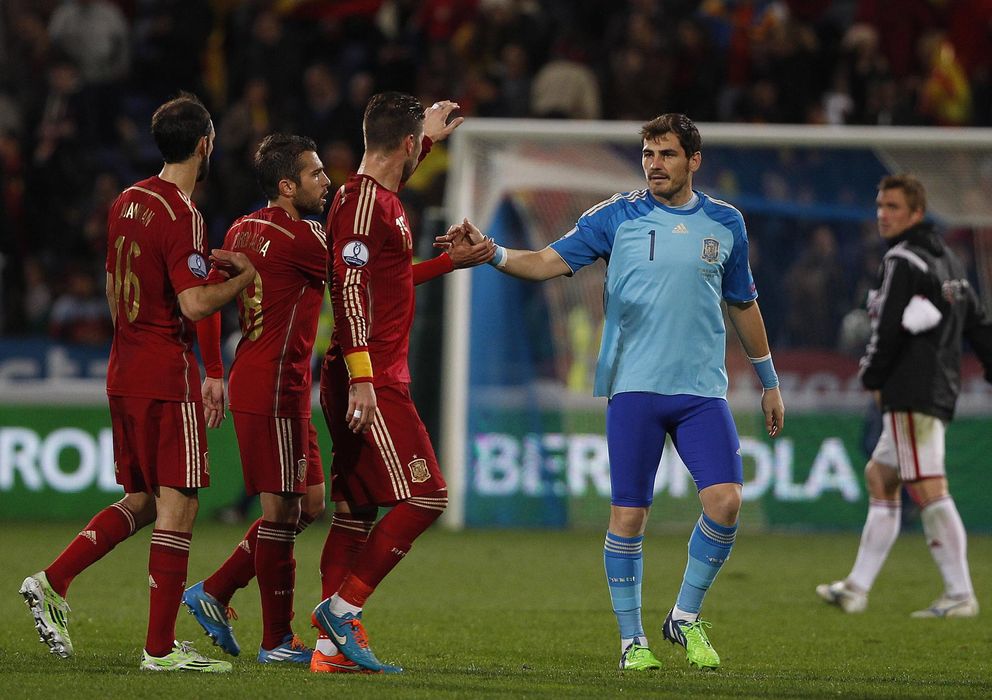 Foto: Iker Casillas, felicitado por sus compañeros después del partido ante Bielorrusia.