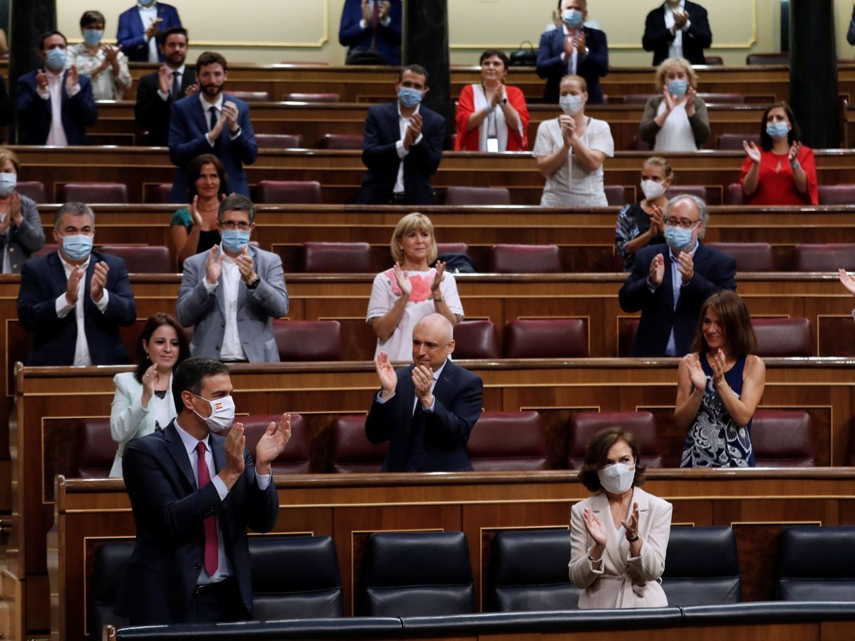 Foto: La banca socialista aplaude a Pedro Sánchez en el Congreso. (EFE)