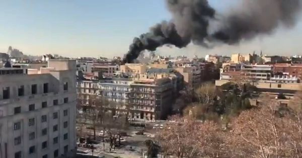 Foto: Incendio en un edificio en obras del barrio madrileño de Salamanca. (Foto: Twitter)
