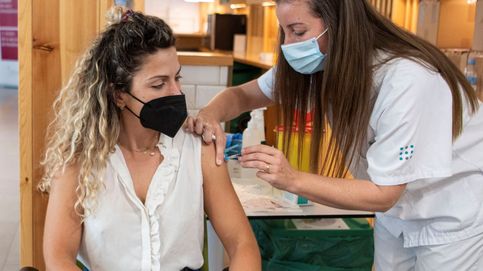 ¿Son las mujeres el 'punto ciego' de la vacuna? Los expertos investigan cambios menstruales