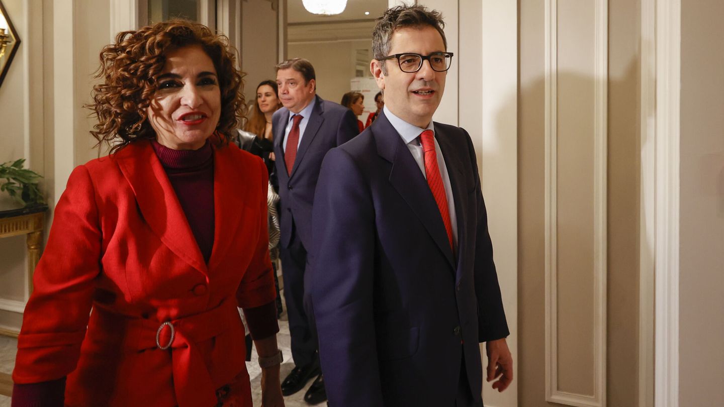 Los ministros de Presidencia, Félix Bolaños, y de Hacienda, María Jesús Montero. (EFE/Javier Lizón)