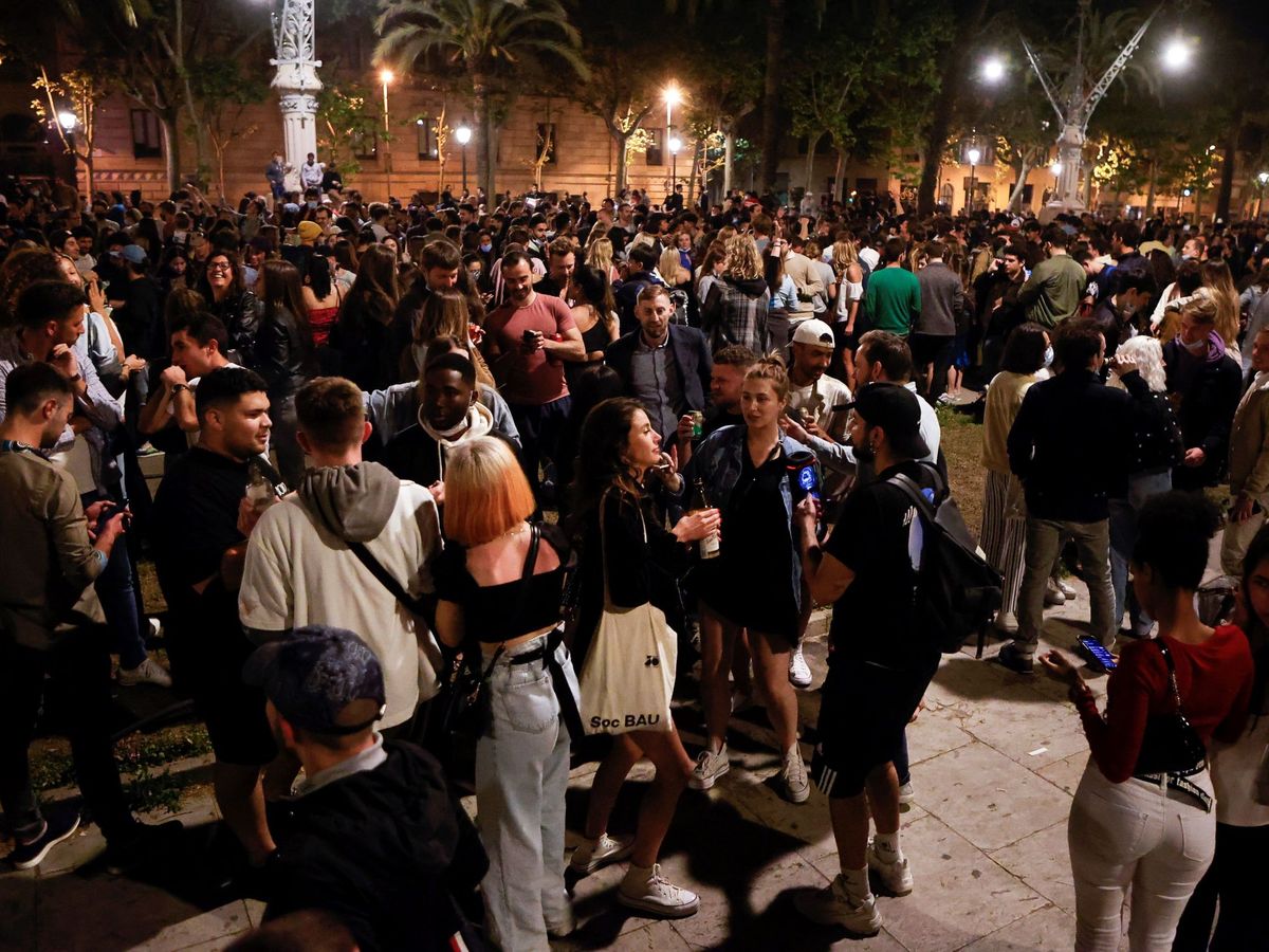 Foto: Personas en Barcelona celebrando el fin del estado de alarma. (EFE)