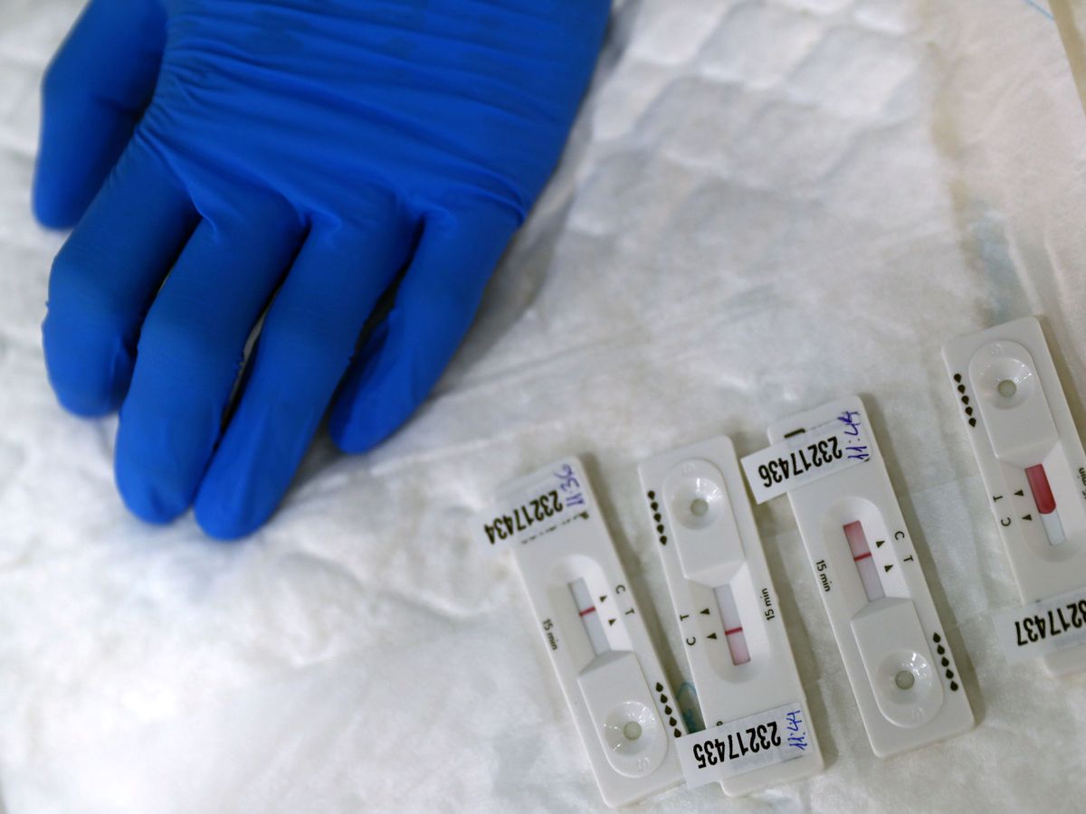 Foto: Resultados de varios test de antígenos en Madrid. (Reuters) 