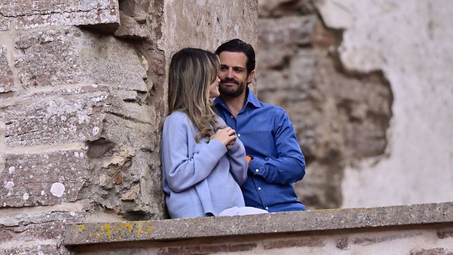 Carlos Felipe y Sofía intercambian confidencias y sonrisas durante el concierto. (Gtres)