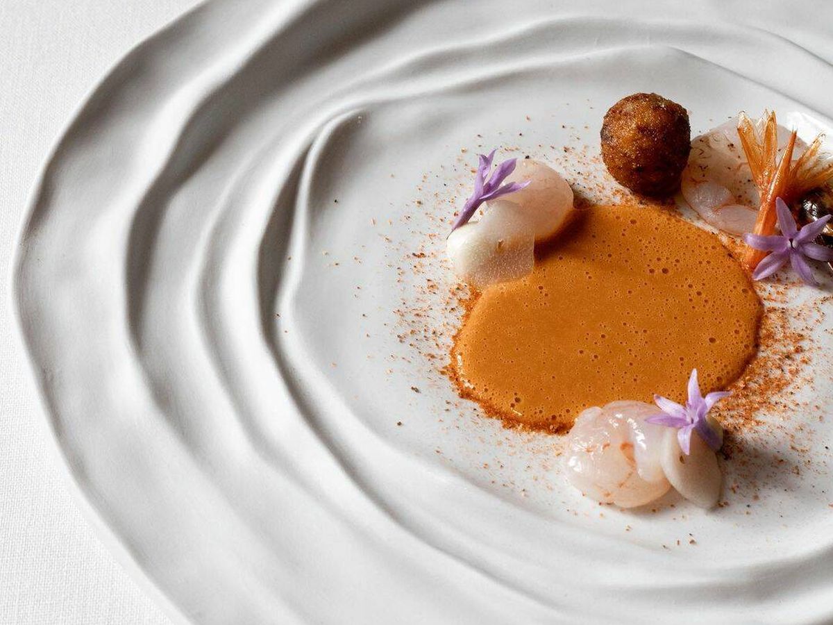 Foto: Quisquillas, ajo y bisque de crustáceos, uno de los platos estrella de la nueva carta de intenciones del Club Allard. (Instagram @elcluballard)