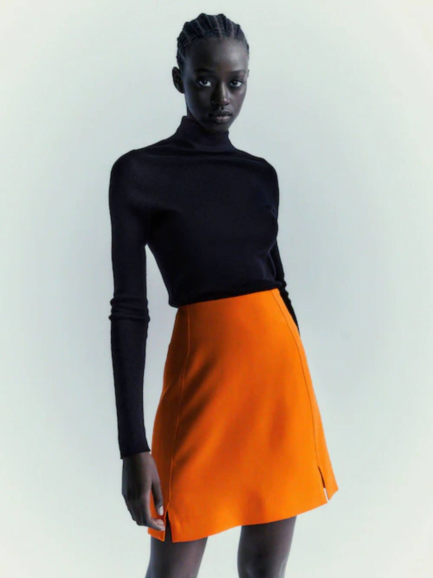 Súmate al color de moda con este minifalda de Massimo Dutti. (Cortesía)