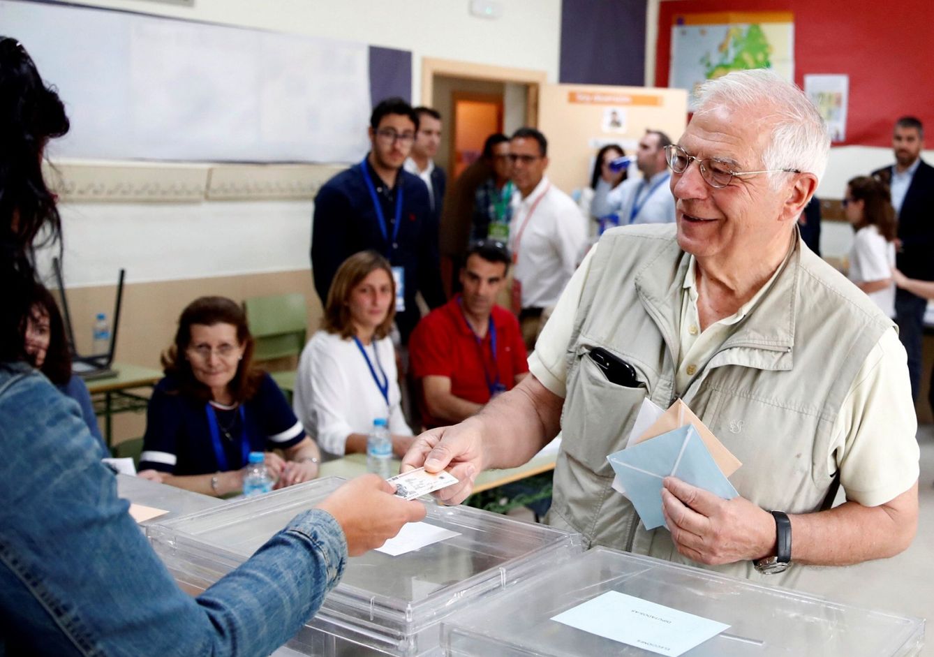 Josep Borrell vota en su colegio electoral de Valdemorillo, este 26-M en Madrid. (EFE)