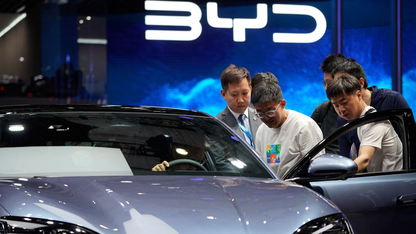 Asistentes a la Feria del Automóvil de Shanghái, el pasado abril, visitan el estand de BYD. (Reuters)