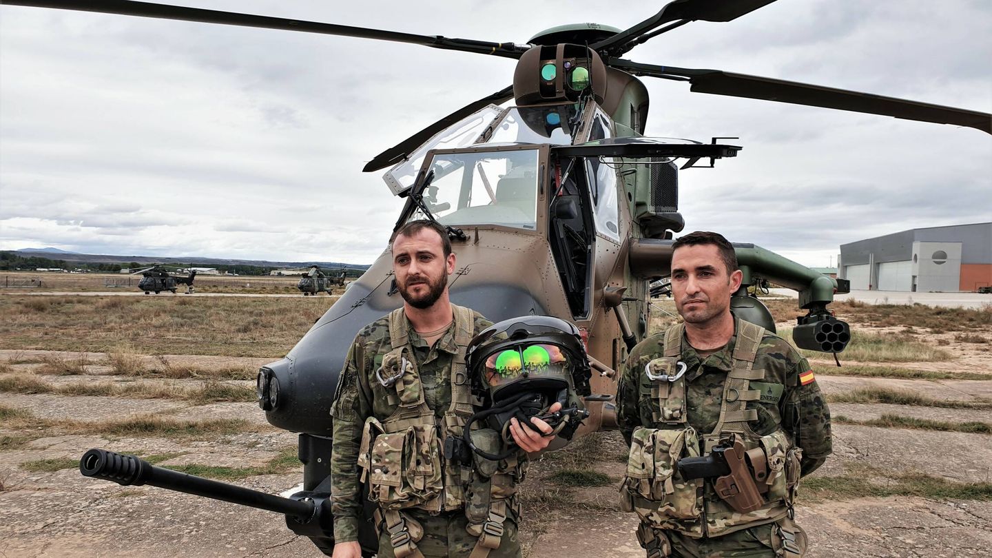 Piloto y artillero del helicóptero de ataque Tigre. (Juanjo Fernández)