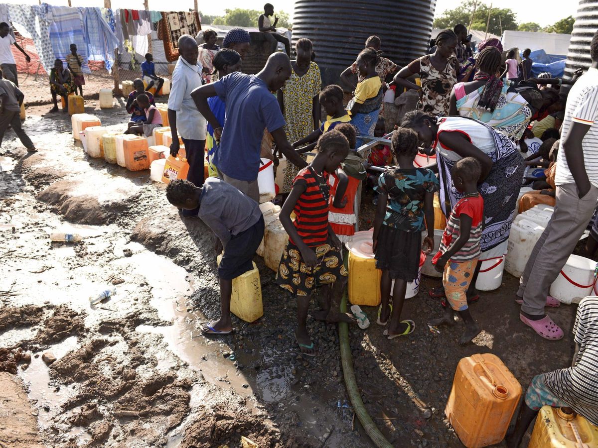 Foto: Decenas de personas hacen cola para coger provisiones de agua en un área de protección establecida por la misión de las Naciones Unidas en Sudán del Sur. (EFE)