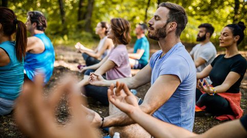 Yoga, silencio y agua salada: cuando pagamos por actividades relajantes que deberían ser gratis