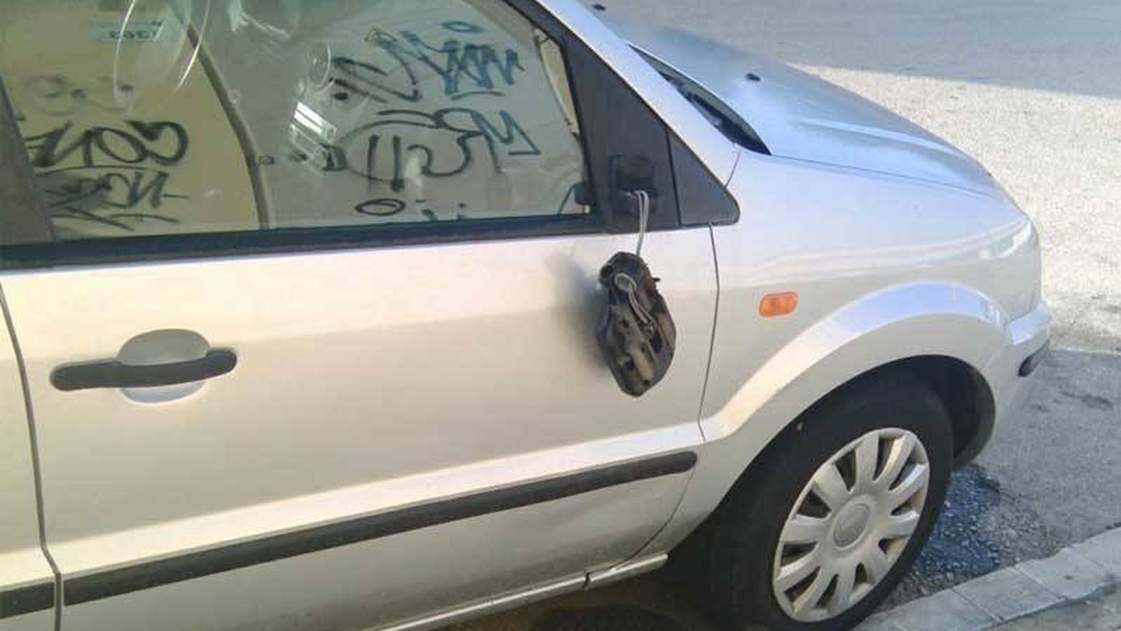 Foto: El vehículo de uno de los vecinos al que le rompieron un retrovisor. (EC)