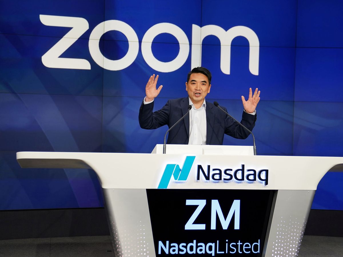 Foto: Eric Yuan, CEO de Zoom, tras la llegada de su empresa al Nasdaq en abril de 2019. (Reuters)