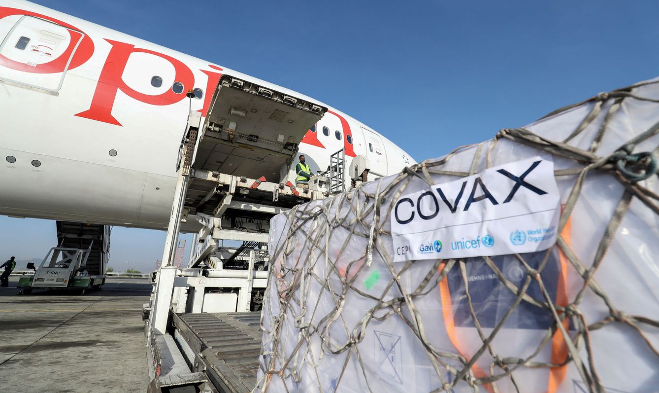 Vacunas de AstraZeneca repartidas por Covax en el aeropuerto de Etiopía. (Reuters)