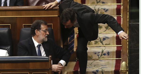 Foto: El presidente del Gobierno, Mariano Rajoy, conversa con el portavoz parlamentario del PP, Rafael Hernando. (EFE)