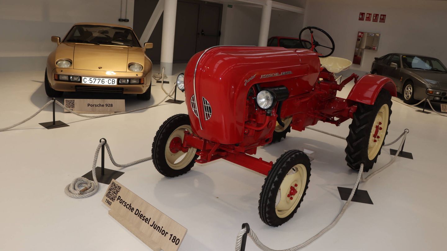 Tractor Porsche en el Museo MAHI de automoción e historia de Arteixo (La Coruña)