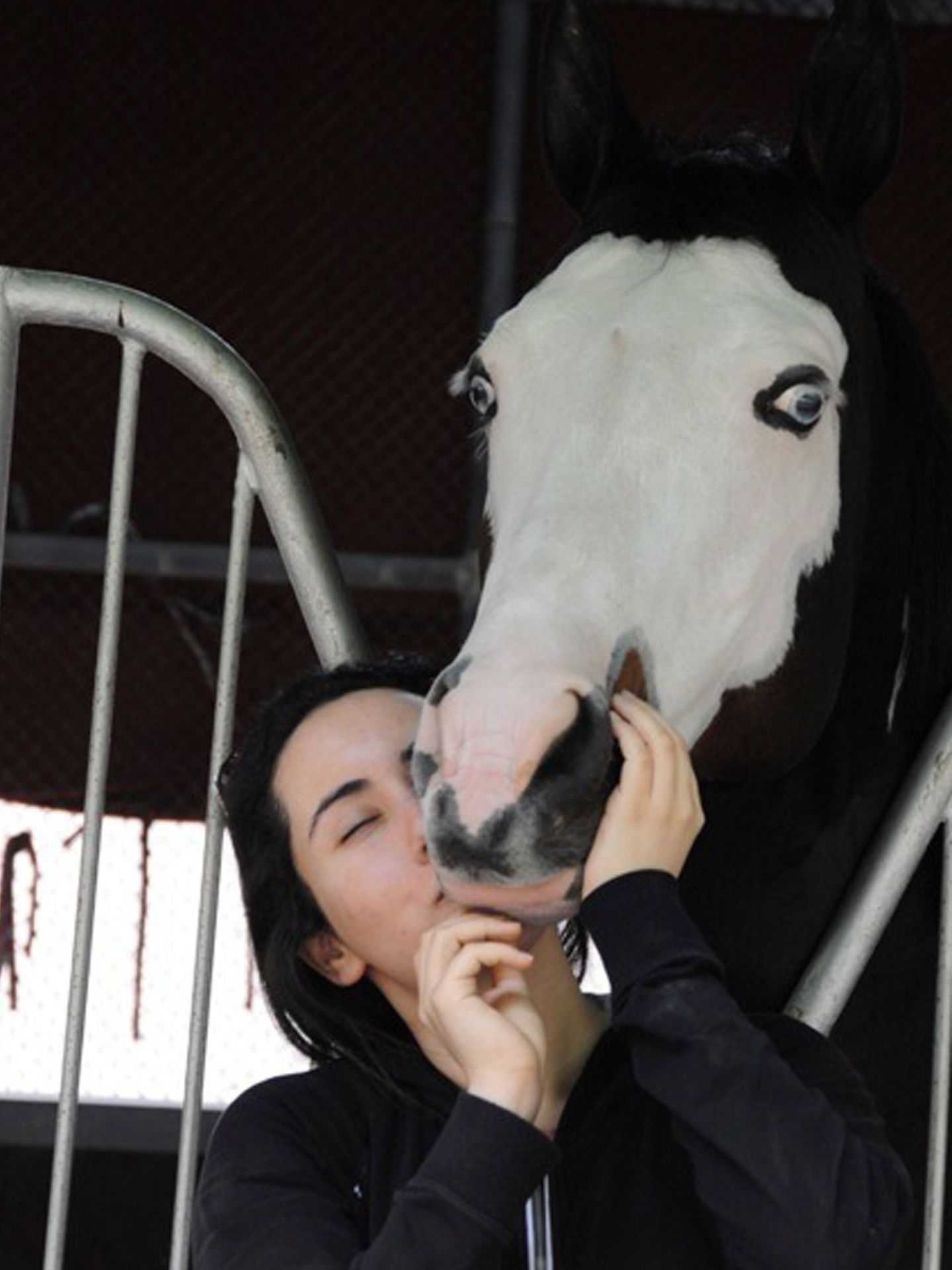 Latifa de Dubái disfruta de uno de sus caballos. (EFE)