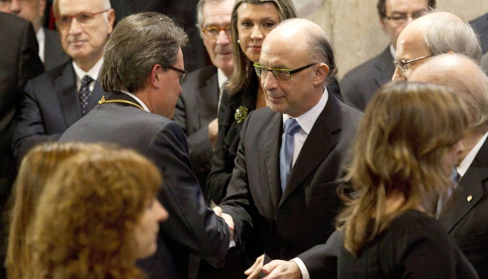 El ministro de Hacienda, Cristóbal Montoro, saluda a Artur Mas. (EFE)