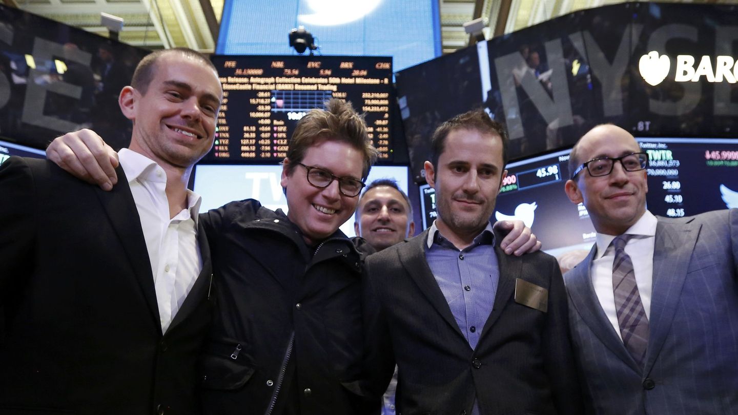 Jack Dorsey (izquierda) junto a a Biz Stone, Evan Williams y Dick Costolo el día del estreno en Bolsa de Twitter, en noviembre de 2013. (Reuters)
