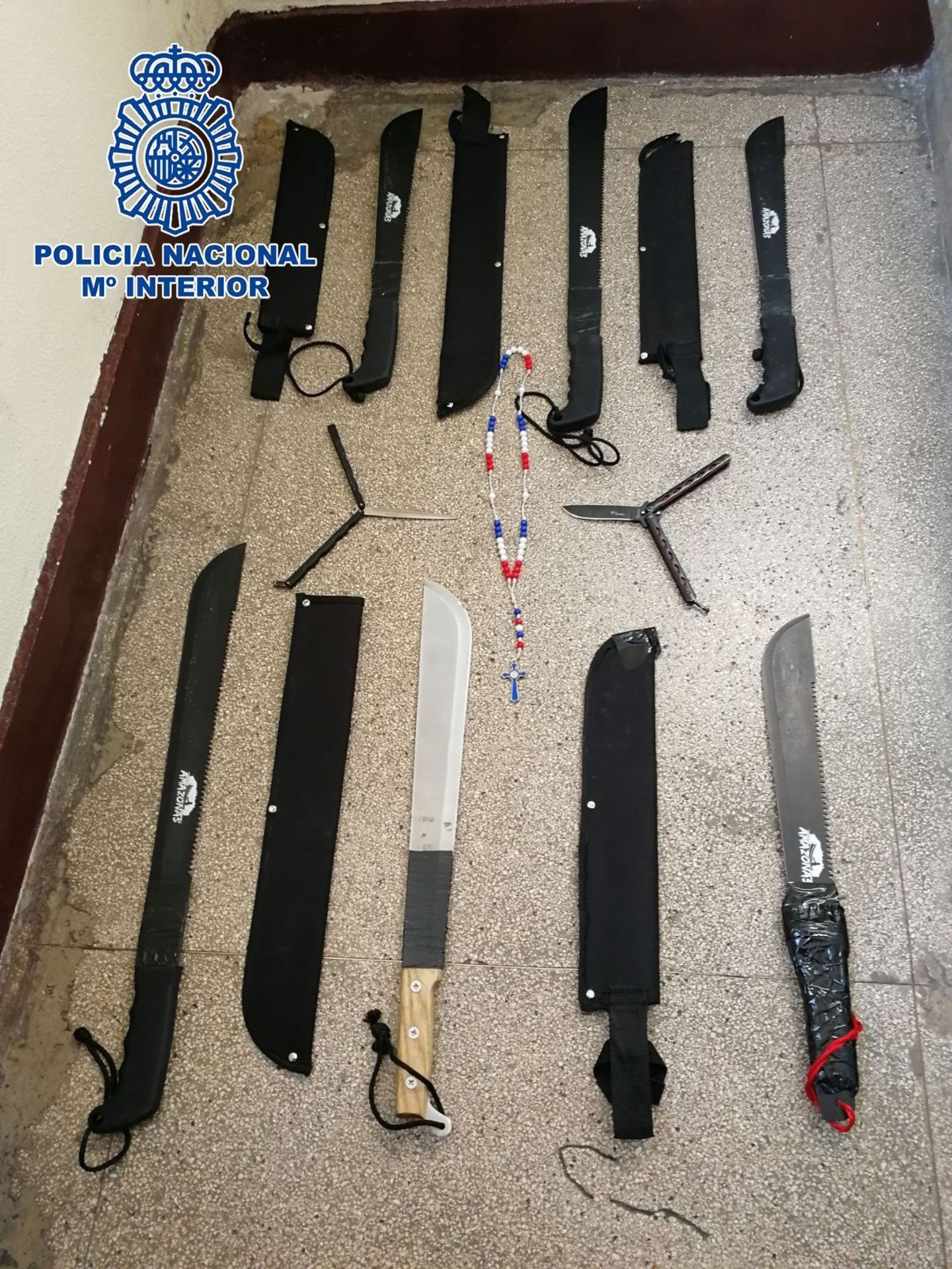 Armas incautadas a miembros de una banda latina. (EFE/Policía Nacional)