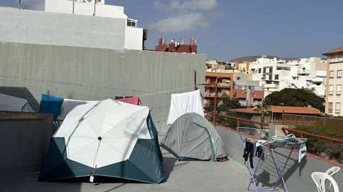 La vecina de Tenerife a la que le han montado un 'camping' en la azotea del edificio: Esto es un calvario