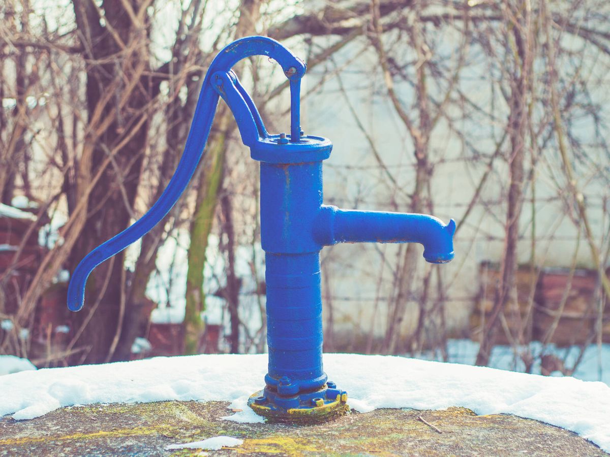 Foto: Las mejores bombas de agua manuales (Dragana_Gordic para Freepik)