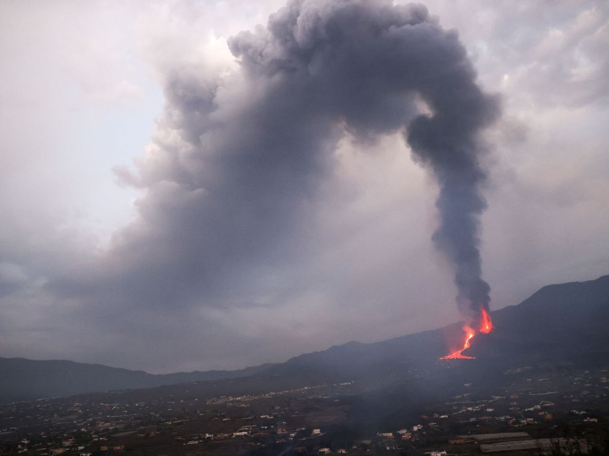 Foto: El volcán de La Palma sigue en erupción. (Reuters)